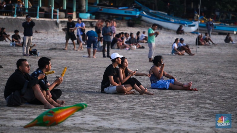 Wisatawan menikmati fenomena matahari tenggelam atau sunset di Pantai Muaya, Jimbaran, Bali, Selasa (21/5/2024). (CNBC Indonesia/Faisal Rahman) Wisatawan menikmati fenomena matahari tenggelam atau sunset di Pantai Muaya, Jimbaran, Bali, Selasa (21/5/2024). (CNBC Indonesia/Faisal Rahman)