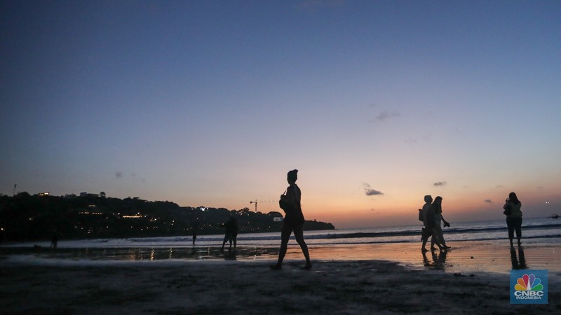 Wisatawan menikmati fenomena matahari tenggelam atau sunset di Pantai Muaya, Jimbaran, Bali, Selasa (21/5/2024). (CNBC Indonesia/Faisal Rahman) Wisatawan menikmati fenomena matahari tenggelam atau sunset di Pantai Muaya, Jimbaran, Bali, Selasa (21/5/2024). (CNBC Indonesia/Faisal Rahman)