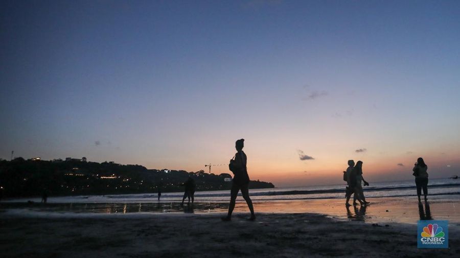 Wisatawan menikmati fenomena matahari tenggelam atau sunset di Pantai Muaya, Jimbaran, Bali, Selasa (21/5/2024). (²©²ÊÍøÕ¾/Faisal Rahman)