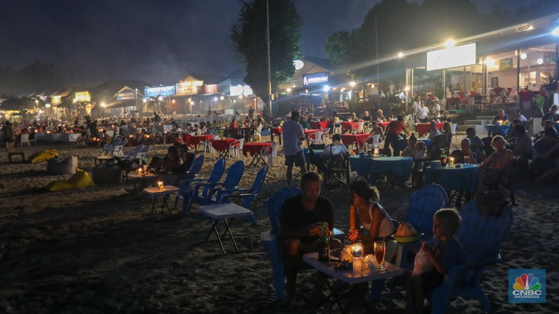 Wisatawan menikmati fenomena matahari tenggelam atau sunset di Pantai Muaya, Jimbaran, Bali, Selasa (21/5/2024). (CNBC Indonesia/Faisal Rahman) Wisatawan menikmati fenomena matahari tenggelam atau sunset di Pantai Muaya, Jimbaran, Bali, Selasa (21/5/2024). (CNBC Indonesia/Faisal Rahman)