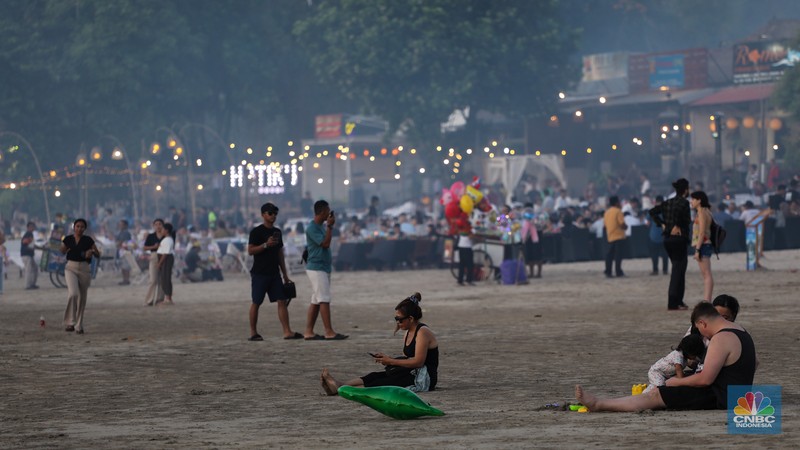 Wisatawan menikmati fenomena matahari tenggelam atau sunset di Pantai Muaya, Jimbaran, Bali, Selasa (21/5/2024). (CNBC Indonesia/Faisal Rahman) Wisatawan menikmati fenomena matahari tenggelam atau sunset di Pantai Muaya, Jimbaran, Bali, Selasa (21/5/2024). (CNBC Indonesia/Faisal Rahman)
