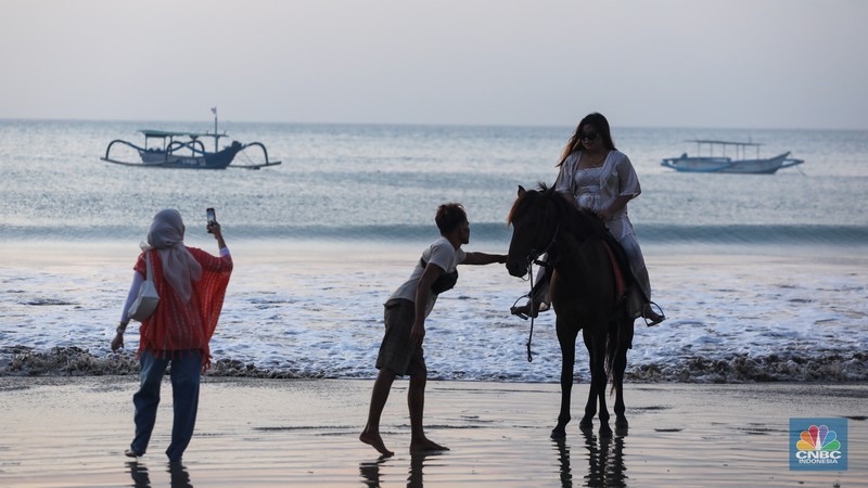 Wisatawan menikmati fenomena matahari tenggelam atau sunset di Pantai Muaya, Jimbaran, Bali, Selasa (21/5/2024). (CNBC Indonesia/Faisal Rahman) Wisatawan menikmati fenomena matahari tenggelam atau sunset di Pantai Muaya, Jimbaran, Bali, Selasa (21/5/2024). (CNBC Indonesia/Faisal Rahman)
