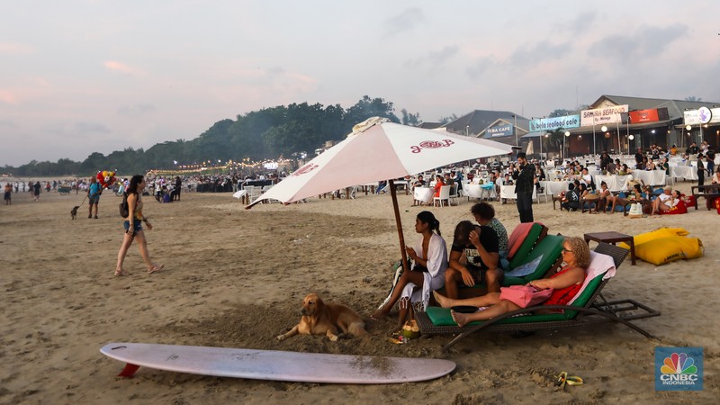 Wisatawan menikmati fenomena matahari tenggelam atau sunset di Pantai Muaya, Jimbaran, Bali, Selasa (21/5/2024). (CNBC Indonesia/Faisal Rahman) Wisatawan menikmati fenomena matahari tenggelam atau sunset di Pantai Muaya, Jimbaran, Bali, Selasa (21/5/2024). (CNBC Indonesia/Faisal Rahman)