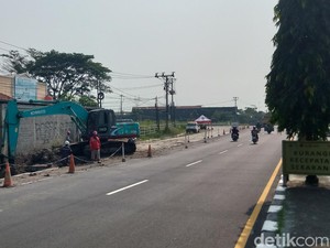 Hati-hati Lur! Alat Berat Beroperasi Mepet Jalan Jogja-Solo di Exit Tol Kuncen
