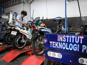 Imbas Efisiensi Anggaran, Gimana Nasib Subsidi Konversi Motor Bensin ke Listrik?