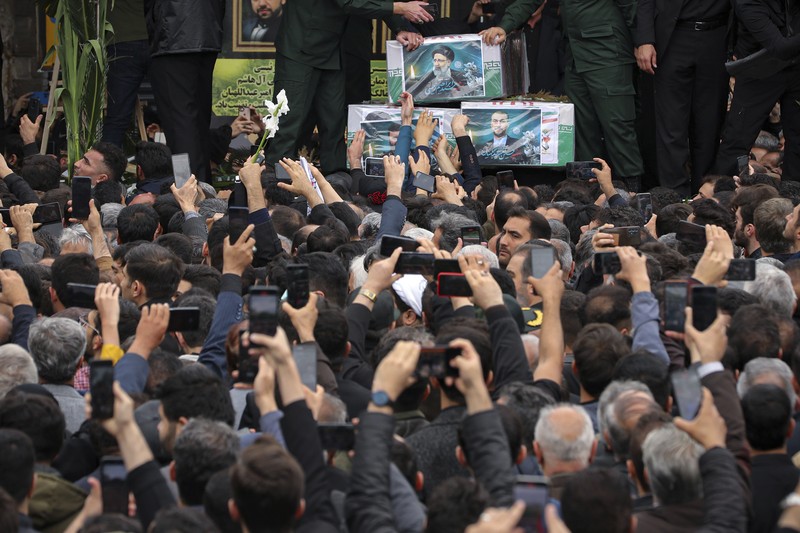 Warga Iran memberikan penghormatan terakhir saat jenazah mendiang Presiden Ebrahim Raisi diarak di jalana Tabr. (Ata Dadashi, Fars News Agency via AP) Warga Iran memberikan penghormatan terakhir saat jenazah mendiang Presiden Ebrahim Raisi diarak di jalana Tabr. (Ata Dadashi, Fars News Agency via AP)