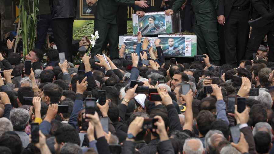 Warga Iran memberikan penghormatan terakhir saat jenazah mendiang Presiden Ebrahim Raisi diarak di jalana Tabr. (Ata Dadashi, Fars News Agency via AP)