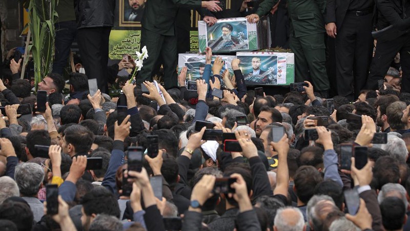 Warga Iran memberikan penghormatan terakhir saat jenazah mendiang Presiden Ebrahim Raisi diarak di jalana Tabr. (Ata Dadashi, Fars News Agency via AP)