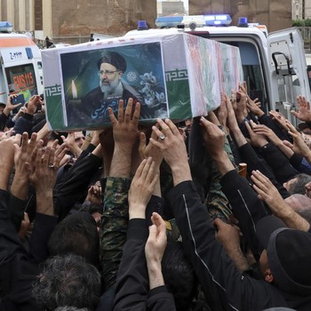 Foto Ribuan Orang Berebut Pegang-Angkat Peti Mati Presiden Iran Raisi
