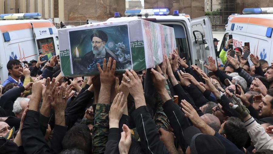 Dalam foto yang dirilis oleh Kantor Kepresidenan Iran ini, para pelayat membawa peti mati Presiden Ebrahim Raisi yang terbungkus bendera selama upacara pemakaman dia dan rekan-rekannya yang tewas dalam kecelakaan helikopter pada hari Minggu di wilayah pegunungan di barat laut negara itu, di kota Tabriz, Iran, Selasa 21 Mei 2024. (Iranian Presidency Office via AP)