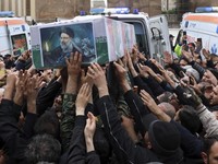 Foto Ribuan Orang Berebut Pegang-Angkat Peti Mati Presiden Iran Raisi