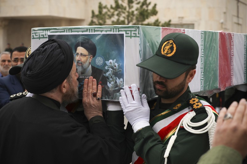 Warga Iran memberikan penghormatan terakhir saat jenazah mendiang Presiden Ebrahim Raisi diarak di jalana Tabr. (Ata Dadashi, Fars News Agency via AP) Warga Iran memberikan penghormatan terakhir saat jenazah mendiang Presiden Ebrahim Raisi diarak di jalana Tabr. (Ata Dadashi, Fars News Agency via AP)