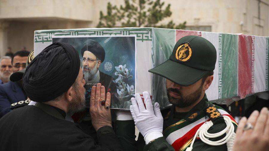 Dalam foto yang dirilis oleh Kantor Kepresidenan Iran, seorang ulama mencium peti mati Presiden Ebrahim Raisi yang terbungkus bendera dalam upacara pemakaman dia dan rekan-rekannya yang tewas dalam kecelakaan helikopter pada hari Minggu di wilayah pegunungan di barat laut negara itu, di kota Tabriz, Iran, Selasa 21 Mei 2024. (Iranian Presidency Office via AP)