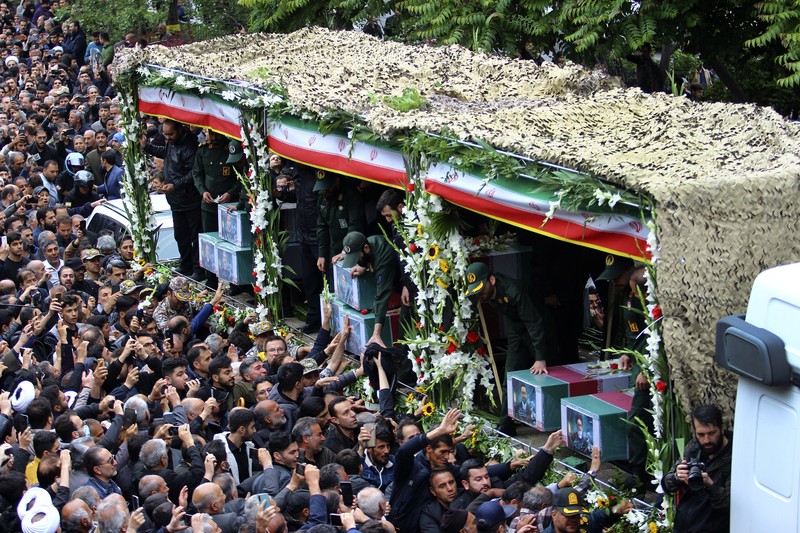 Warga Iran memberikan penghormatan terakhir saat jenazah mendiang Presiden Ebrahim Raisi diarak di jalana Tabr. (Ata Dadashi, Fars News Agency via AP) Warga Iran memberikan penghormatan terakhir saat jenazah mendiang Presiden Ebrahim Raisi diarak di jalana Tabr. (Ata Dadashi, Fars News Agency via AP)