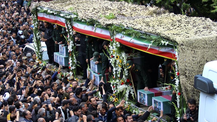 Warga Iran memberikan penghormatan terakhir saat jenazah mendiang Presiden Ebrahim Raisi diarak di jalana Tabr. (Ata Dadashi, Fars News Agency via AP)