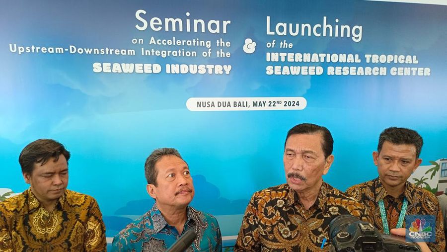 Menteri Kelautan Sakti Wahyu Trenggono dan Menko Marinvest Luhut B Pandjaitan dalam Seminar Seaweed Industry dan Launching International Tropical Seaweed Research Center pada Rabu (22/5/2024). (վ/Martyasari Rizky)
