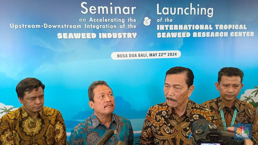 Menteri Kelautan Sakti Wahyu Trenggono dan Menko Marinvest Luhut B Pandjaitan dalam Seminar Seaweed Industry dan Launching International Tropical Seaweed Research Center pada Rabu (22/5/2024). (²©²ÊÍøÕ¾/Martyasari Rizky)