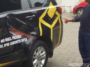 Duerrr! Mobil KPU Klaten Penyok Terlempar Tabung APAR