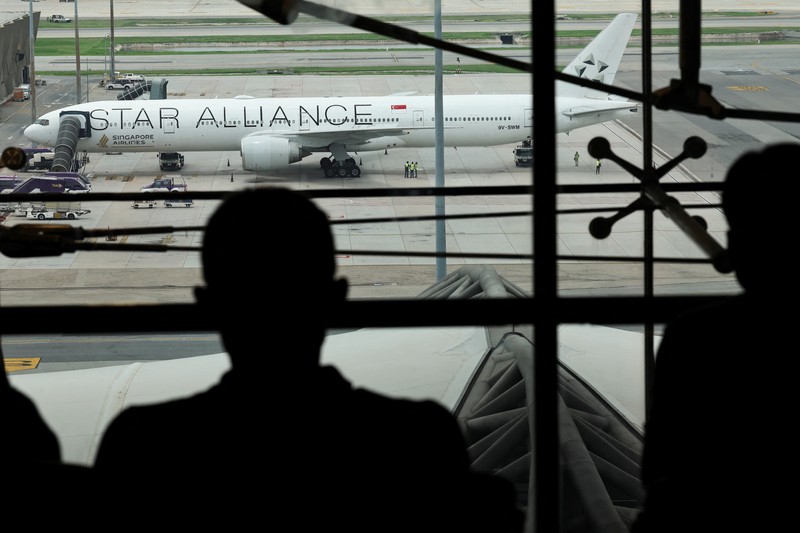 Sebuah pesawat maskapai Singapura terlihat di landasan setelah meminta pendaratan darurat di Bandara Internasional Suvarnabhumi Bangkok, Thailand, 21 Mei 2024. (via REUTERS/Pongsak Suksi) Sebuah pesawat maskapai Singapura terlihat di landasan setelah meminta pendaratan darurat di Bandara Internasional Suvarnabhumi Bangkok, Thailand, 21 Mei 2024. (via REUTERS/Pongsak Suksi)