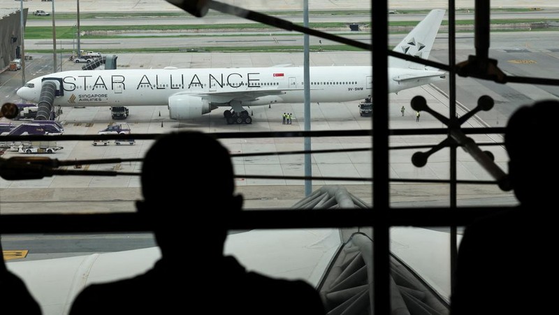 Penumpang pesawat SQ321 dari London yang mengalami turbulensi hebat yang mengakibatkan satu korban jiwa dan beberapa luka-luka serta melakukan pendaratan darurat di Bandara Suvarnabhumi di Bangkok, tiba di Bandara Changi di Singapura 22 Mei 2024. (SPH/The Straits Times/Ariffin Jamar via REUTERS)