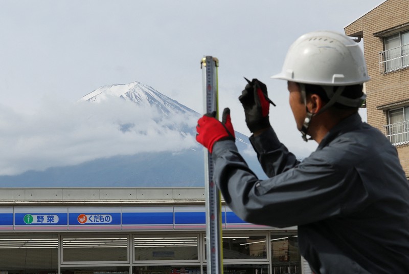Para pekerja mendirikan barikade di dekat toko serba ada Lawson, tempat berfoto populer yang membingkai pemandangan indah dengan latar belakang Gunung Fuji di Fujikawaguchiko, Prefektur Yamanashi, Jepang tengah, Selasa (30/4/2024). (REUTERS/Kim Kyung-Hoon) Para pekerja mendirikan barikade di dekat toko serba ada Lawson, tempat berfoto populer yang membingkai pemandangan indah dengan latar belakang Gunung Fuji di Fujikawaguchiko, Prefektur Yamanashi, Jepang tengah, Selasa (30/4/2024). (REUTERS/Kim Kyung-Hoon)
