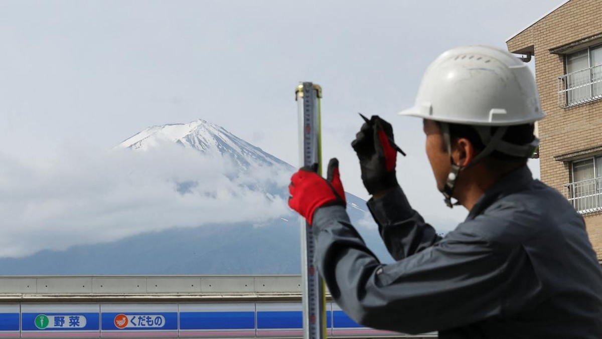 para-pekerja-mendirikan-barikade-di-dekat-toko-serba-ada-lawson-tempat-berfoto-populer-yang-membingkai-pemandangan-indah-denga-1_169 Jepang 820.000 Liburan terbuka, itulah sebabnya harus disiapkan