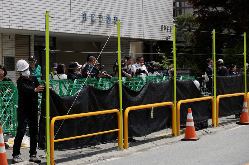 Para pekerja mendirikan barikade di dekat toko serba ada Lawson, tempat berfoto populer yang membingkai pemandangan indah dengan latar belakang Gunung Fuji di Fujikawaguchiko, Prefektur Yamanashi, Jepang tengah, Selasa (30/4/2024). (REUTERS/Kim Kyung-Hoon) Para pekerja mendirikan barikade di dekat toko serba ada Lawson, tempat berfoto populer yang membingkai pemandangan indah dengan latar belakang Gunung Fuji di Fujikawaguchiko, Prefektur Yamanashi, Jepang tengah, Selasa (30/4/2024). (REUTERS/Kim Kyung-Hoon)
