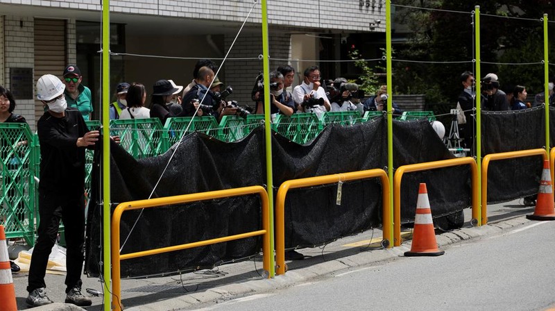Para pekerja mendirikan barikade di dekat toko serba ada Lawson, tempat berfoto populer yang membingkai pemandangan indah dengan latar belakang Gunung Fuji di Fujikawaguchiko, Prefektur Yamanashi, Jepang tengah, Selasa (30/4/2024). (REUTERS/Kim Kyung-Hoon)