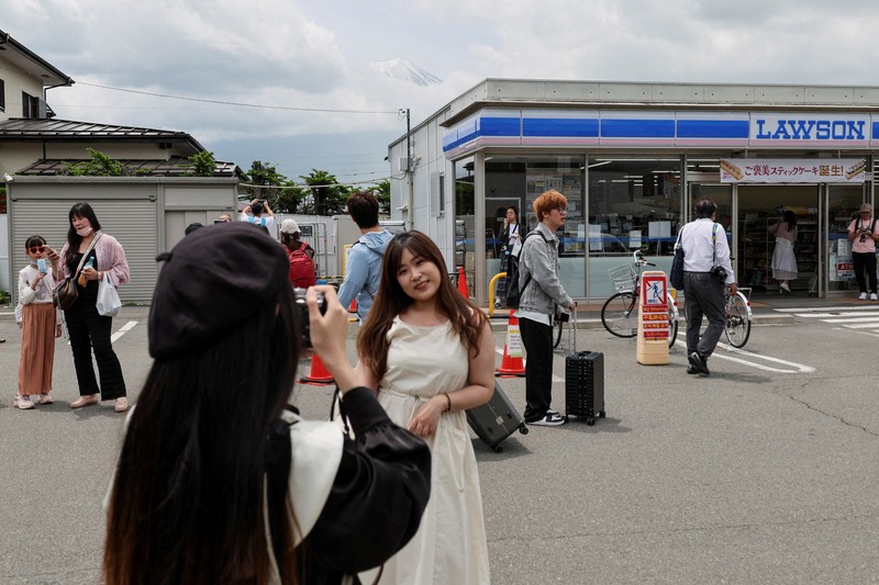 Para pekerja mendirikan barikade di dekat toko serba ada Lawson, tempat berfoto populer yang membingkai pemandangan indah dengan latar belakang Gunung Fuji di Fujikawaguchiko, Prefektur Yamanashi, Jepang tengah, Selasa (30/4/2024). (REUTERS/Kim Kyung-Hoon) Para pekerja mendirikan barikade di dekat toko serba ada Lawson, tempat berfoto populer yang membingkai pemandangan indah dengan latar belakang Gunung Fuji di Fujikawaguchiko, Prefektur Yamanashi, Jepang tengah, Selasa (30/4/2024). (REUTERS/Kim Kyung-Hoon)