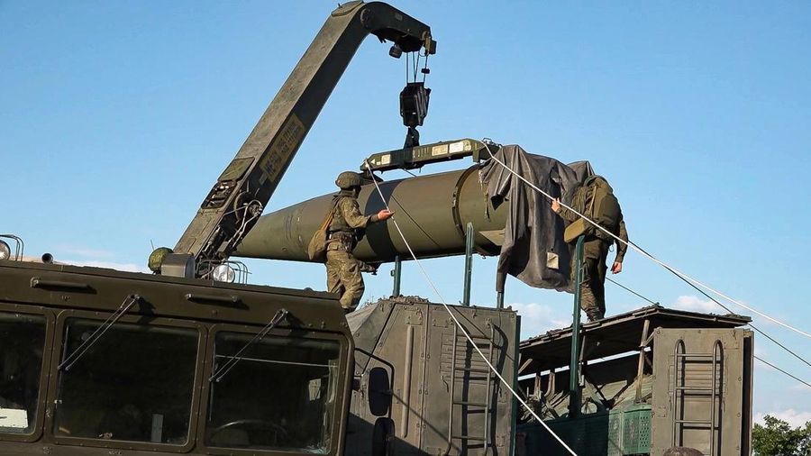 Pasukan Rusia telah memulai latihan tahap pertama yang melibatkan pelatihan praktis dalam persiapan dan penggunaan senjata nuklir non-strategis atau taktis. (Russian Defense Ministry Press Service via AP)