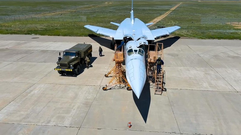 Pasukan Rusia telah memulai latihan tahap pertama yang melibatkan pelatihan praktis dalam persiapan dan penggunaan senjata nuklir non-strategis atau taktis. (Russian Defense Ministry Press Service via AP)