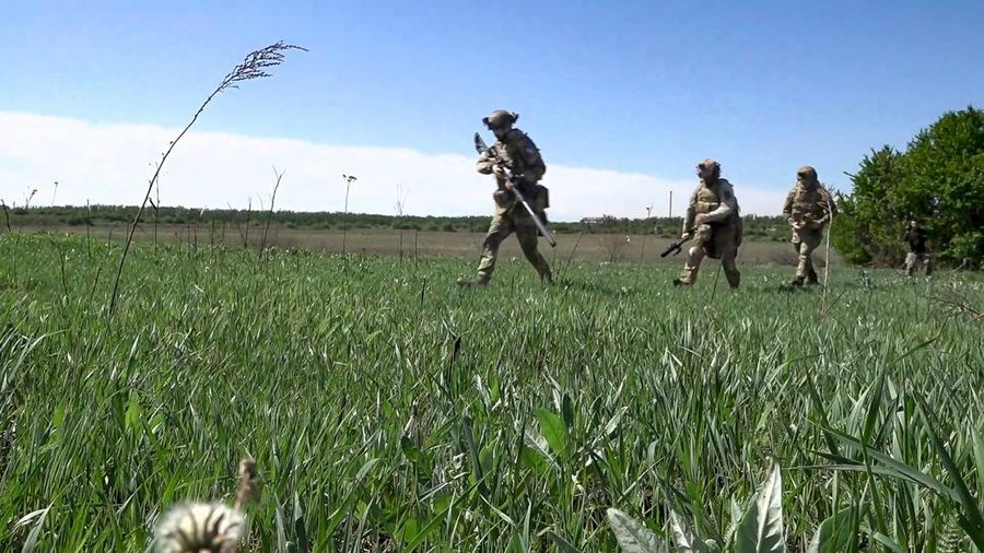 Pasukan Rusia telah memulai latihan tahap pertama yang melibatkan pelatihan praktis dalam persiapan dan penggunaan senjata nuklir non-strategis atau taktis. (Russian Defense Ministry Press Service via AP)