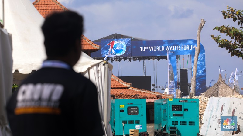 Pekerja beraktivitas di Pantai Melasti, Kabupaten Badung, Bali, Rabu (22/5/2024). Pantai Melasti akan menjadi lokasi acara Melasti Water Carnival yang merupakan side event World Water Forum ke-10. Pekerja beraktivitas di Pantai Melasti, Kabupaten Badung, Bali, Rabu (22/5/2024). Pantai Melasti akan menjadi lokasi acara Melasti Water Carnival yang merupakan side event World Water Forum ke-10. (CNBC Indonesia/Faisal Rahman)
