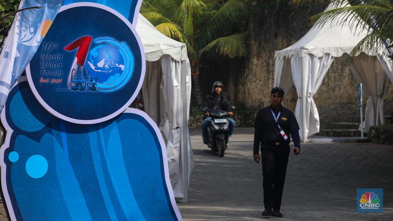 Pekerja beraktivitas di Pantai Melasti, Kabupaten Badung, Bali, Rabu (22/5/2024). Pantai Melasti akan menjadi lokasi acara Melasti Water Carnival yang merupakan side event World Water Forum ke-10. (CNBC Indonesia/Faisal Rahman)