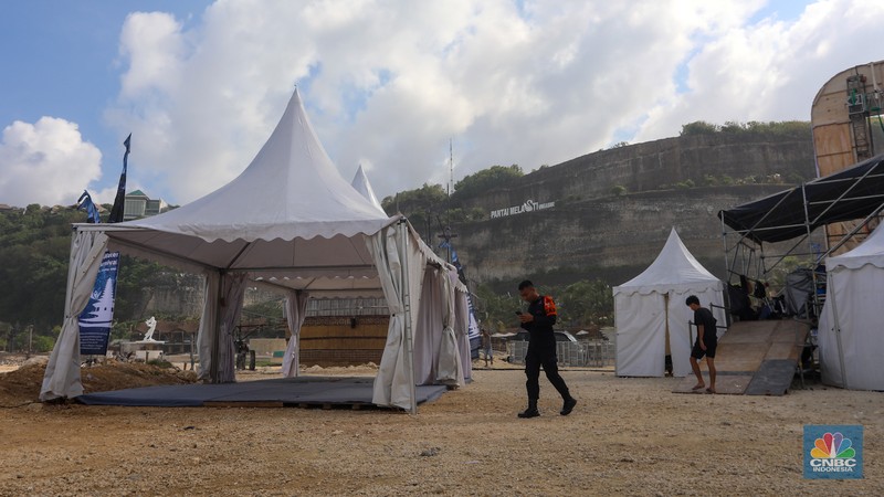 Pekerja beraktivitas di Pantai Melasti, Kabupaten Badung, Bali, Rabu (22/5/2024). Pantai Melasti akan menjadi lokasi acara Melasti Water Carnival yang merupakan side event World Water Forum ke-10. (CNBC Indonesia/Faisal Rahman)