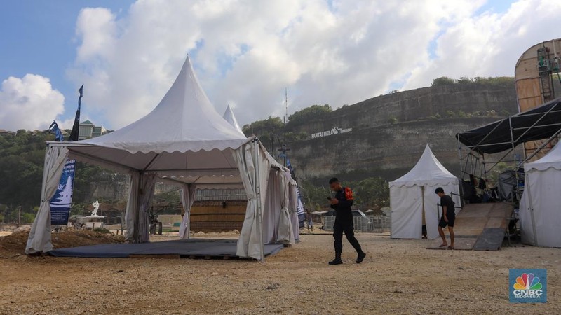 Pekerja beraktivitas di Pantai Melasti, Kabupaten Badung, Bali, Rabu (22/5/2024). Pantai Melasti akan menjadi lokasi acara Melasti Water Carnival yang merupakan side event World Water Forum ke-10. (CNBC Indonesia/Faisal Rahman)