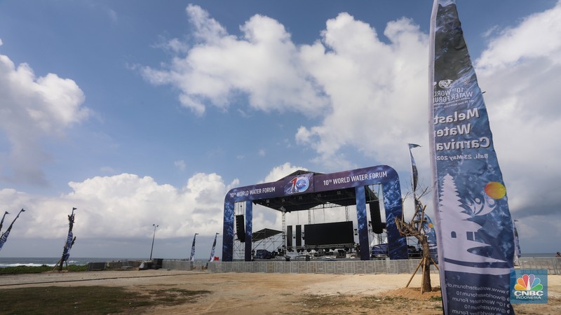 Pekerja beraktivitas di Pantai Melasti, Kabupaten Badung, Bali, Rabu (22/5/2024). Pantai Melasti akan menjadi lokasi acara Melasti Water Carnival yang merupakan side event World Water Forum ke-10. Pekerja beraktivitas di Pantai Melasti, Kabupaten Badung, Bali, Rabu (22/5/2024). Pantai Melasti akan menjadi lokasi acara Melasti Water Carnival yang merupakan side event World Water Forum ke-10. (CNBC Indonesia/Faisal Rahman)