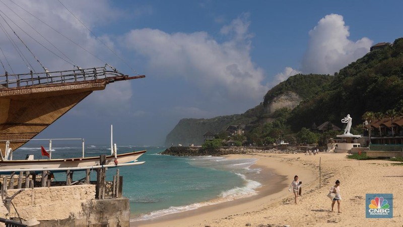Pekerja beraktivitas di Pantai Melasti, Kabupaten Badung, Bali, Rabu (22/5/2024). Pantai Melasti akan menjadi lokasi acara Melasti Water Carnival yang merupakan side event World Water Forum ke-10. (CNBC Indonesia/Faisal Rahman)