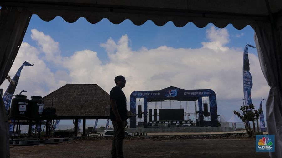 Pekerja beraktivitas di Pantai Melasti, Kabupaten Badung, Bali, Rabu (22/5/2024). Pantai Melasti akan menjadi lokasi acara Melasti Water Carnival yang merupakan side event World Water Forum ke-10. (CNBC Indonesia/Faisal Rahman)
