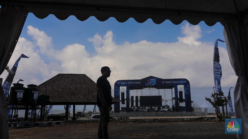 Pekerja beraktivitas di Pantai Melasti, Kabupaten Badung, Bali, Rabu (22/5/2024). Pantai Melasti akan menjadi lokasi acara Melasti Water Carnival yang merupakan side event World Water Forum ke-10. (CNBC Indonesia/Faisal Rahman)