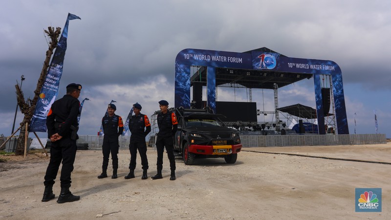 Pekerja beraktivitas di Pantai Melasti, Kabupaten Badung, Bali, Rabu (22/5/2024). Pantai Melasti akan menjadi lokasi acara Melasti Water Carnival yang merupakan side event World Water Forum ke-10. (CNBC Indonesia/Faisal Rahman)