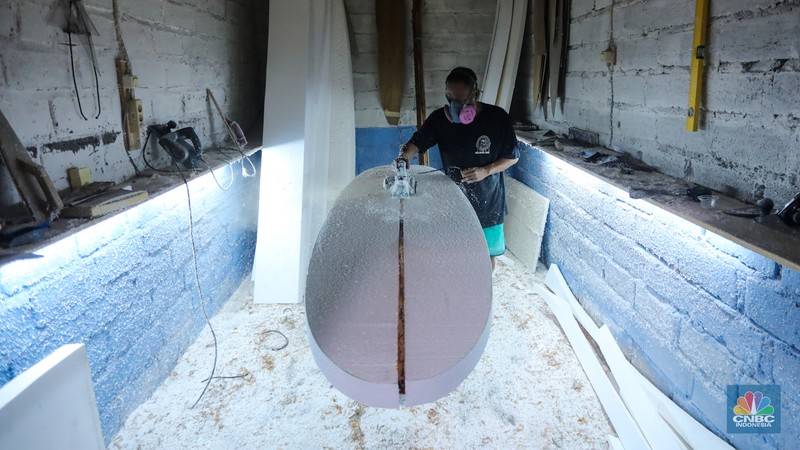 Pekerja menyelesaikan proses pembuatan papan selancar (surfing) di Workshop Rezeki Selancar di kawasan Kuta, Badung, Bali, Rabu (22/5/2024). (CNBC Indonesia/Faisal Rahman) Pekerja menyelesaikan proses pembuatan papan selancar (surfing) di Workshop Rezeki Selancar di kawasan Kuta, Badung, Bali, Rabu (22/5/2024). (CNBC Indonesia/Faisal Rahman)