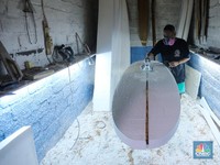 Top! Tembus Pasar Internasional, Intip Pembuatan Papan Surfing di Bali