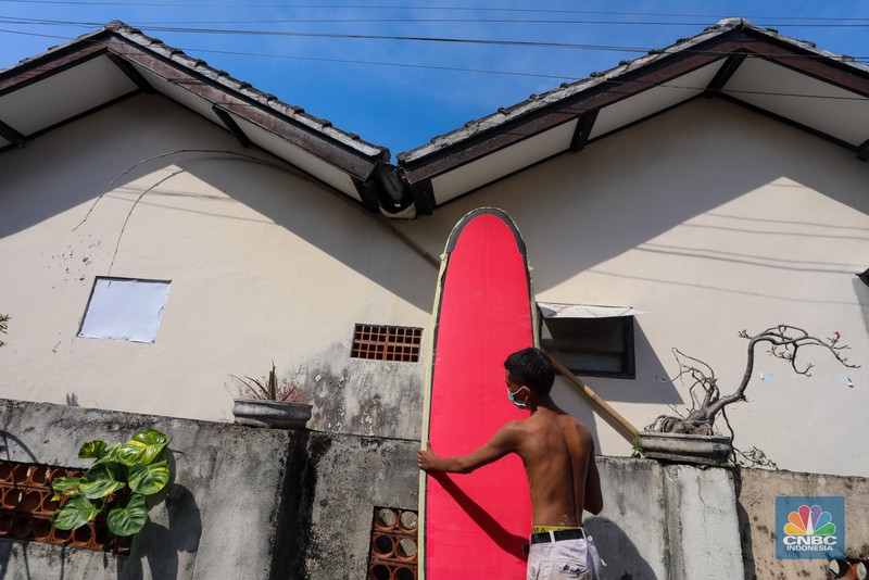 Pekerja menyelesaikan proses pembuatan papan selancar (surfing) di Workshop Rezeki Selancar di kawasan Kuta, Badung, Bali, Rabu (22/5/2024). (CNBC Indonesia/Faisal Rahman) Pekerja menyelesaikan proses pembuatan papan selancar (surfing) di Workshop Rezeki Selancar di kawasan Kuta, Badung, Bali, Rabu (22/5/2024). (CNBC Indonesia/Faisal Rahman)
