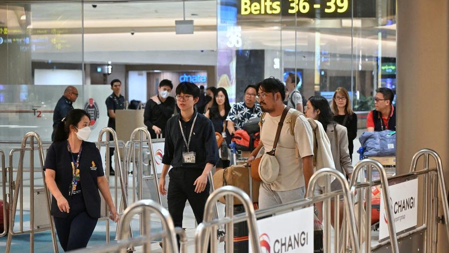 Penumpang pesawat SQ321 dari London yang mengalami turbulensi hebat yang mengakibatkan satu korban jiwa dan beberapa luka-luka serta melakukan pendaratan darurat di Bandara Suvarnabhumi di Bangkok, tiba di Bandara Changi di Singapura 22 Mei 2024. (SPH/The Straits Times/Ariffin Jamar via REUTERS)
