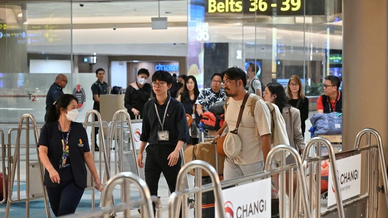 Penumpang pesawat SQ321 dari London yang mengalami turbulensi hebat yang mengakibatkan satu korban jiwa dan beberapa luka-luka serta melakukan pendaratan darurat di Bandara Suvarnabhumi di Bangkok, tiba di Bandara Changi di Singapura 22 Mei 2024. (SPH/The Straits Times/Ariffin Jamar via REUTERS)