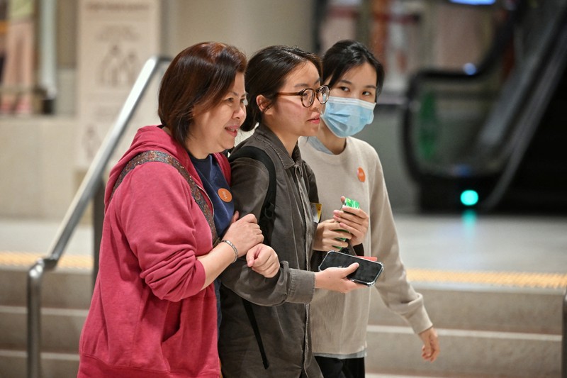 Penumpang pesawat SQ321 dari London yang mengalami turbulensi hebat yang mengakibatkan satu korban jiwa dan beberapa luka-luka serta melakukan pendaratan darurat di Bandara Suvarnabhumi di Bangkok, tiba di Bandara Changi di Singapura 22 Mei 2024. Penumpang pesawat SQ321 dari London yang mengalami turbulensi hebat yang mengakibatkan satu korban jiwa dan beberapa luka-luka serta melakukan pendaratan darurat di Bandara Suvarnabhumi di Bangkok, tiba di Bandara Changi di Singapura 22 Mei 2024. (SPH/The Straits Times/Ariffin Jamar via REUTERS)