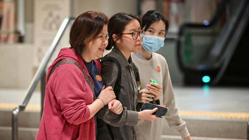 Penumpang pesawat SQ321 dari London yang mengalami turbulensi hebat yang mengakibatkan satu korban jiwa dan beberapa luka-luka serta melakukan pendaratan darurat di Bandara Suvarnabhumi di Bangkok, tiba di Bandara Changi di Singapura 22 Mei 2024. (SPH/The Straits Times/Ariffin Jamar via REUTERS)