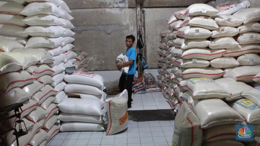 Petugas menata beras di pertokoan kawasan Pasar Minggu, Jakarta, Rabu, (22/5). Badan Pangan Nasional (Bapanas) mengeluarkan kebijakan relaksasi Harga Eceran Tertinggi (HET) untuk beras premium sebesar Rp 1.000 per kilogram (kg). Relaksasi HET beras premium ini diberlakukan sementara mulai 10 Maret sampai 23 Maret, menyasar 8 wilayah. (CNBC Indonesia/Muhammad Sabki)