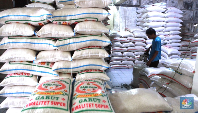 Petugas menata beras di pertokoan kawasan Pasar Minggu, Jakarta, Rabu, (22/5). Badan Pangan Nasional (Bapanas) mengeluarkan kebijakan relaksasi Harga Eceran Tertinggi (HET) untuk beras premium sebesar Rp 1.000 per kilogram (kg). Relaksasi HET beras premium ini diberlakukan sementara mulai 10 Maret sampai 23 Maret, menyasar 8 wilayah. (CNBC Indonesia/Muhammad Sabki) Petugas menata beras di pertokoan kawasan Pasar Minggu, Jakarta, Rabu, (22/5). Badan Pangan Nasional (Bapanas) mengeluarkan kebijakan relaksasi Harga Eceran Tertinggi (HET) untuk beras premium sebesar Rp 1.000 per kilogram (kg). Relaksasi HET beras premium ini diberlakukan sementara mulai 10 Maret sampai 23 Maret, menyasar 8 wilayah. (CNBC Indonesia/Muhammad Sabki)